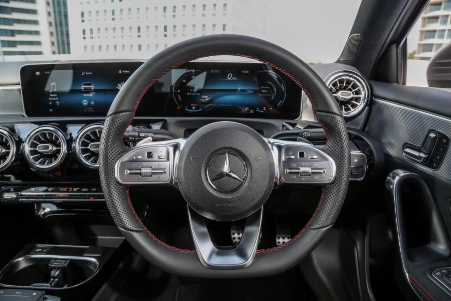 Панель приборов Mercedes-Benz A250 AMG Line (W177) 2018 года  (MY) (фото 3 из 24)
